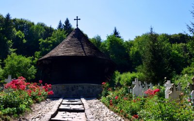 Un colț de rai, un stejar și două legende: Mănăstirea Dintr-un Lemn din Oltenia