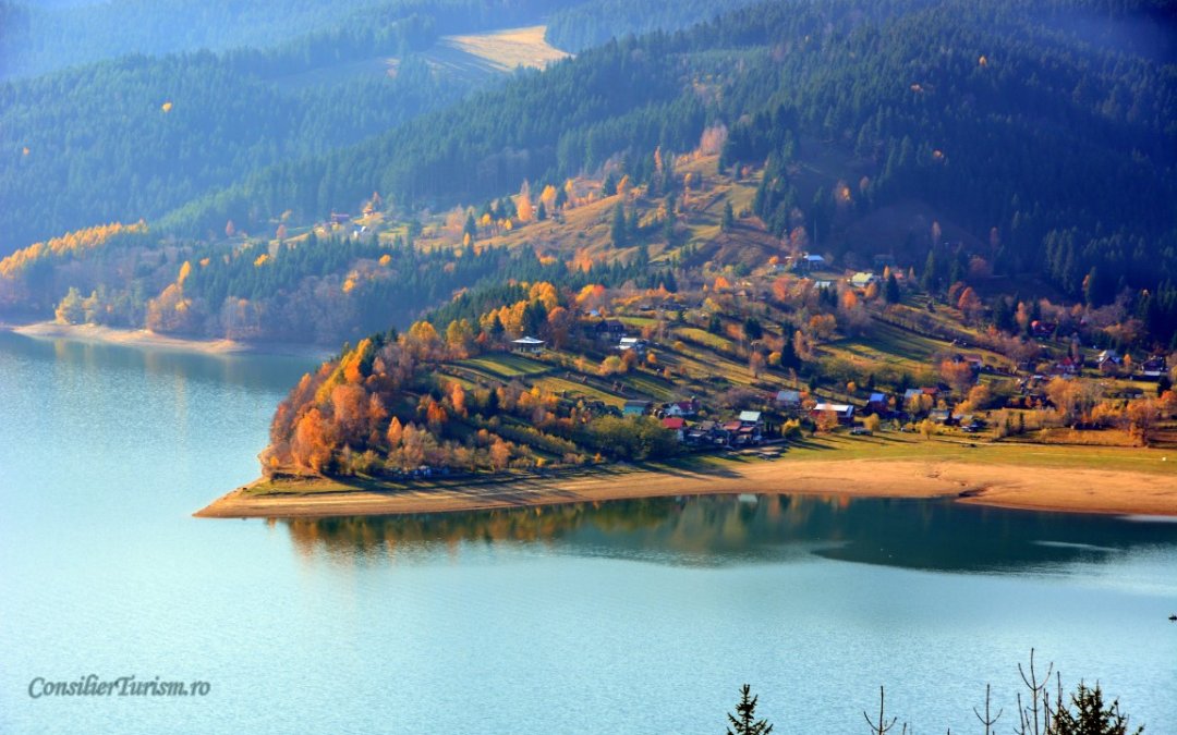 Lacul Izvorul Muntelui, Marea dintre munții Moldovei